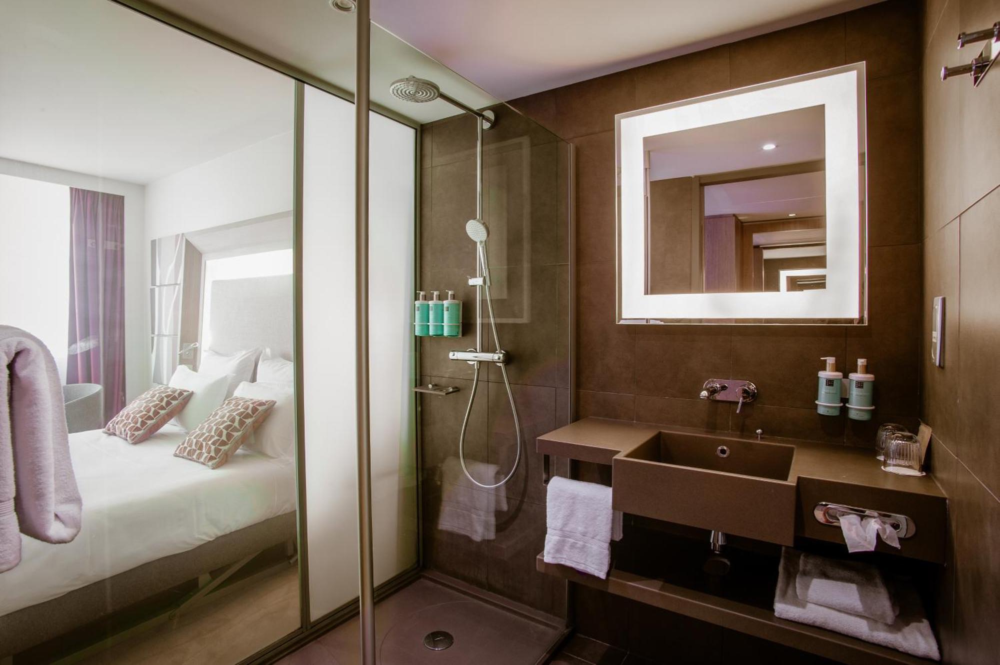 Executive Doppelzimmer mit Sofa und Flussblick
